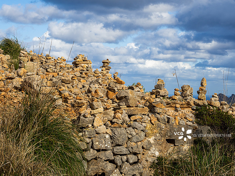 马略卡岛海岸，海边带石塔的废弃石头房子外立面图片素材