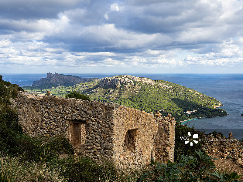 马略卡岛海岸，海边带石塔的废弃石头房子外立面图片素材