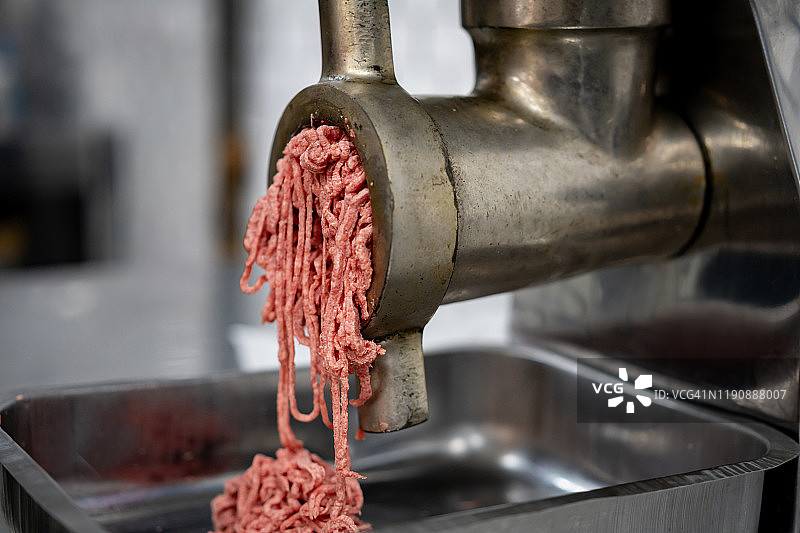 肉店的工业研磨机特写图片素材