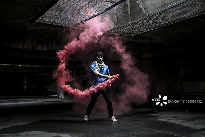 烟雾中的舞者图片素材