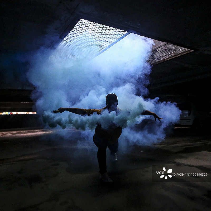 烟雾中的舞者图片素材