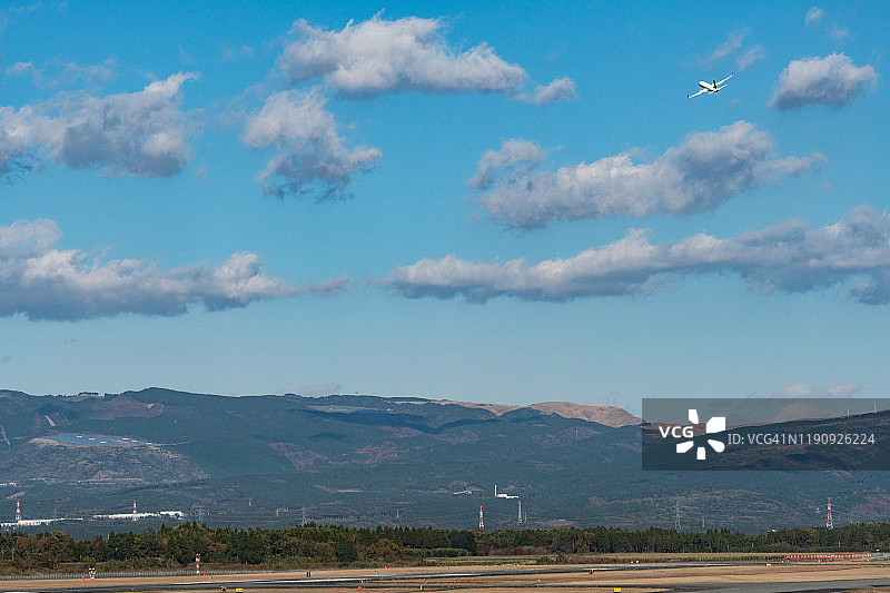 飞机从日本熊本机场起飞图片素材