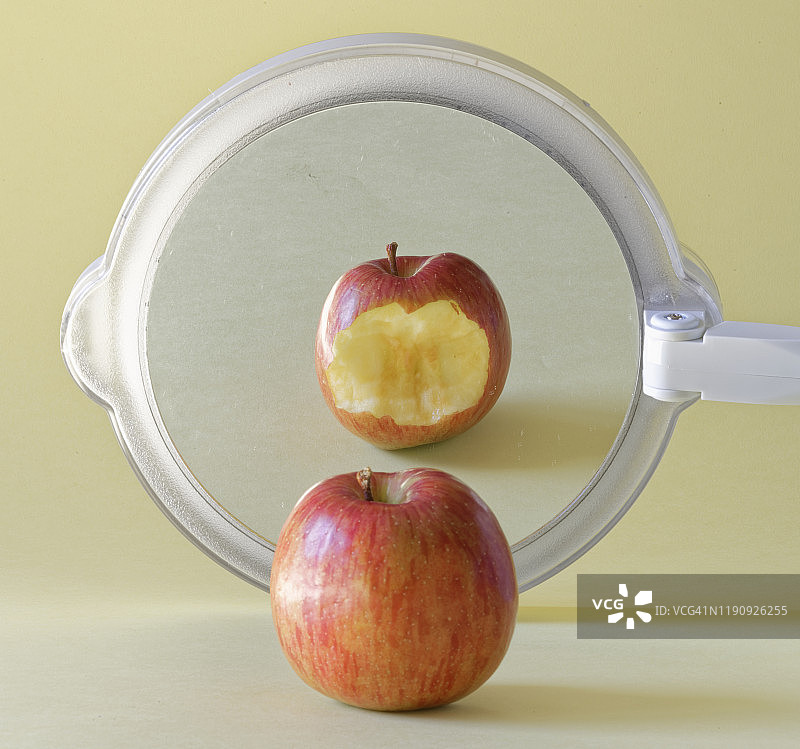 苹果倒影图片素材