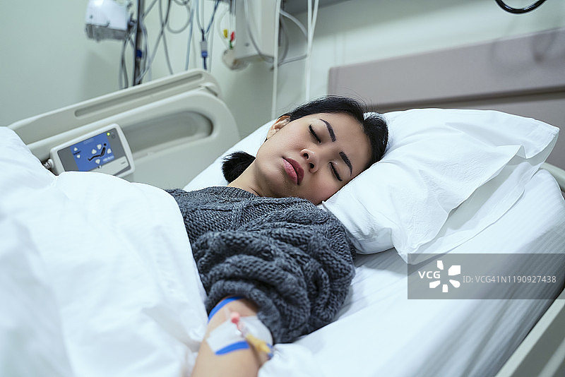 在医院接受静脉滴注的亚洲女性图片素材