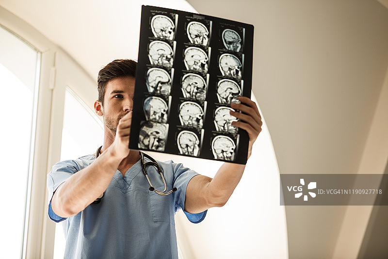 肿瘤科医生分析脑肿瘤MRI扫描结果图片素材