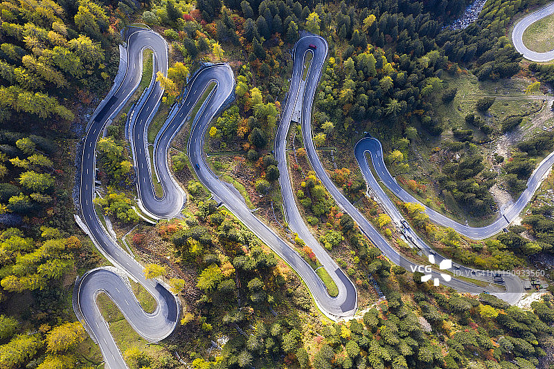 瑞士阿尔卑斯山壮观的发夹弯公路航拍图片素材