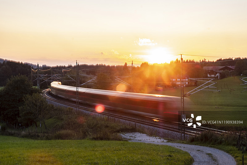 德国上巴伐利亚日落时分的区域列车图片素材