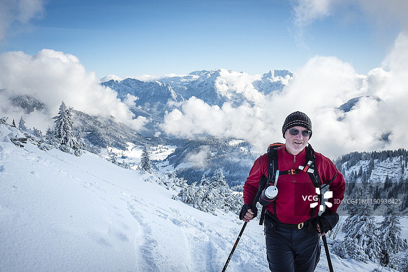 奥地利萨尔茨堡州，冬季徒步旅行者图片素材