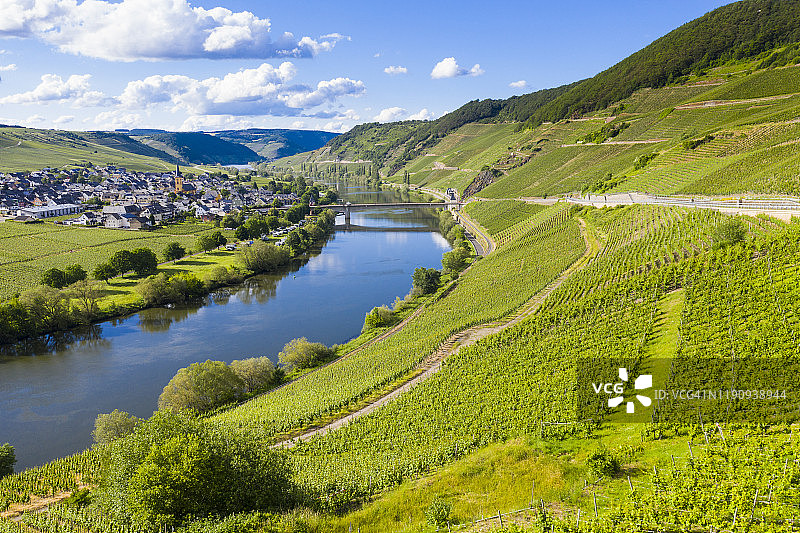 德国特里滕海姆，摩泽尔河的鸟瞰图图片素材
