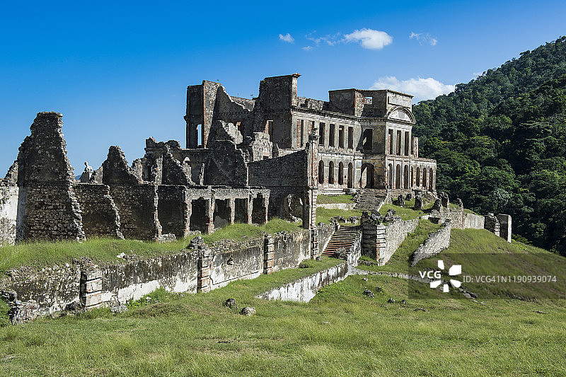 阳光明媚的海地加勒比地区，无忧宫的古老遗址图片素材