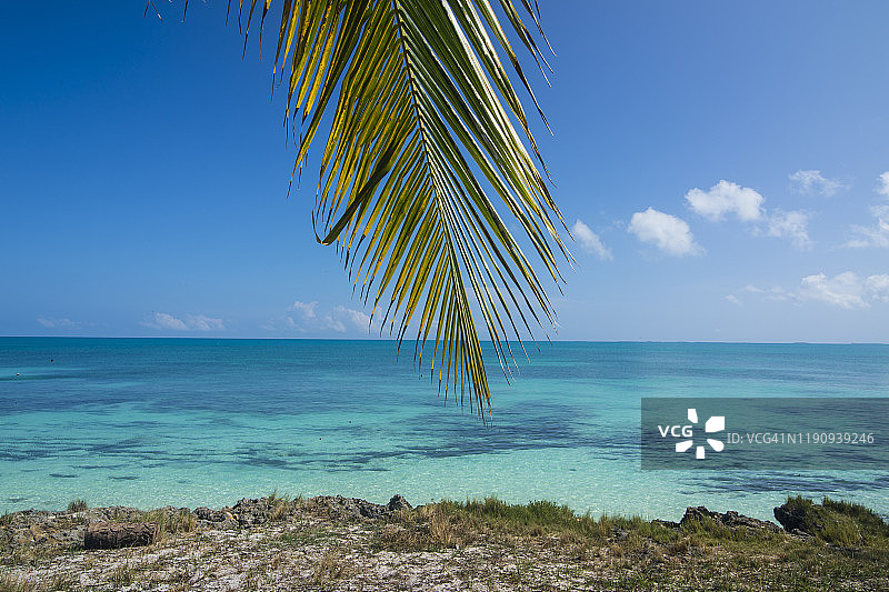 绿松石般的海水和白色沙滩，乌韦阿岛，洛亚蒂群岛，新喀里多尼亚图片素材