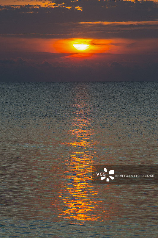 新喀里多尼亚洛亚蒂群岛乌韦阿岛的海景日落风光图片素材