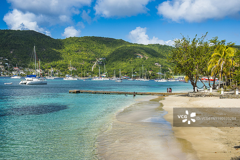 圣文森特和格林纳丁斯贝基亚海军湾伊丽莎白港的城镇海滩风光图片素材