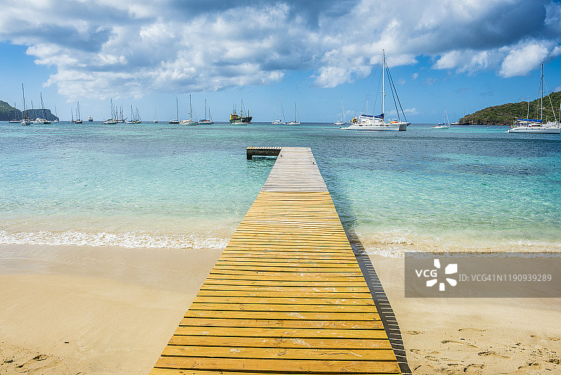 圣文森特和格林纳丁斯贝基亚岛海军湾多云天空下的码头图片素材