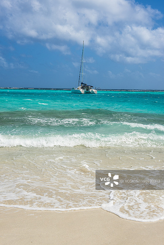 停泊在多巴哥群岛的帆船，圣文森特和格林纳丁斯，加勒比海图片素材
