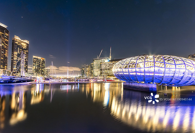 澳大利亚墨尔本雅拉河上的韦伯桥夜景图片素材