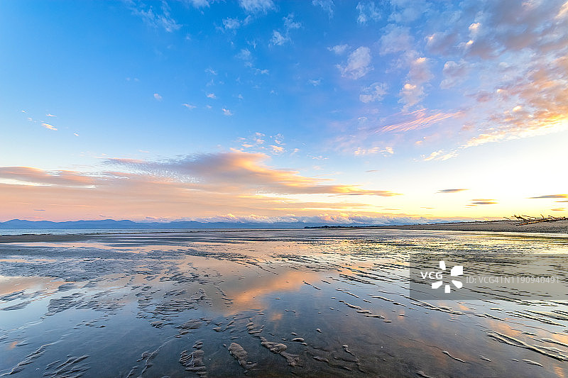 新西兰南岛莫图伊卡日落时分的海滩美景图片素材