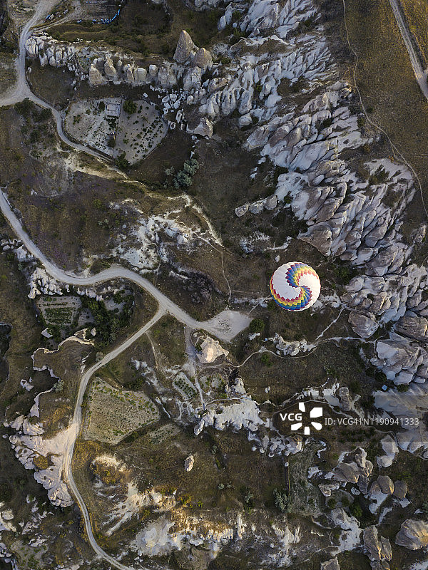 土耳其卡帕多奇亚格雷梅国家公园热气球鸟瞰图图片素材