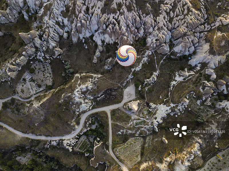 土耳其卡帕多西亚格雷梅国家公园热气球飞行航拍图片素材