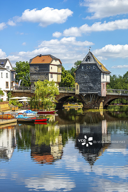 德国巴特克罗伊茨纳赫河上停泊船只的桥屋图片素材