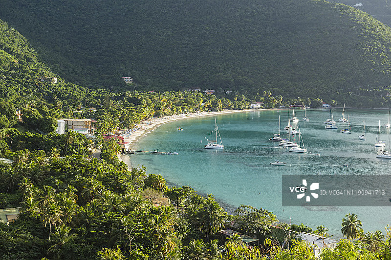英属维尔京群岛凯恩花园湾的船只高角度视图图片素材