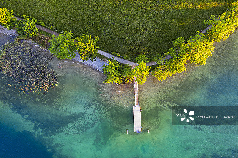 德国巴伐利亚州特根湖卡尔滕布伦的船坞航拍景色图片素材