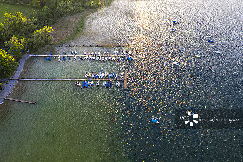 德国巴伐利亚特根湖畔的格蒙德码头鸟瞰图片素材