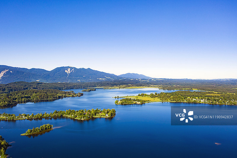 德国巴伐利亚阿尔卑斯山施塔费尔湖与布豪岛无人机航拍图片素材