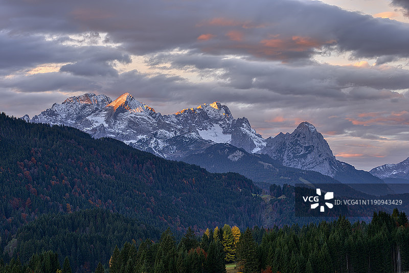 德国巴伐利亚州楚格峰和瓦克森峰日出时的韦特施泰因山脉图片素材