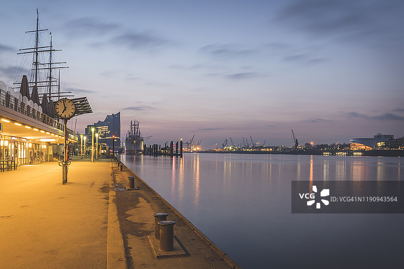 德国汉堡圣保利码头日出时的钟图片素材