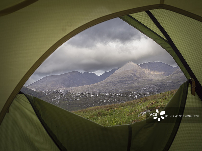 透过帐篷看苏格兰山脉的景色图片素材