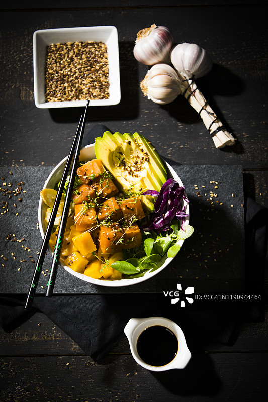 木桌上的食材搭配的夏威夷盖饭俯视图图片素材