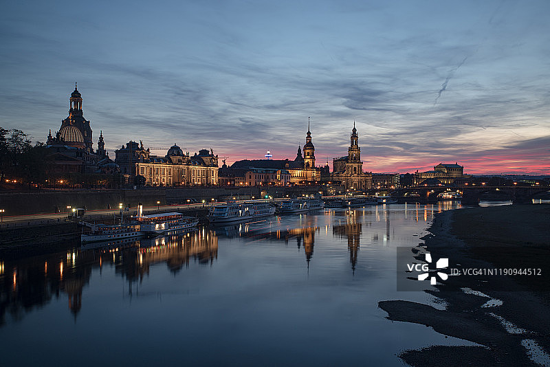 停靠在易北河畔的船只（德国萨克森）图片素材