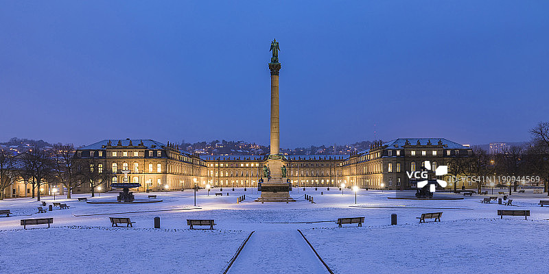 德国斯图加特冬季夜晚的城堡广场和周年纪念柱图片素材