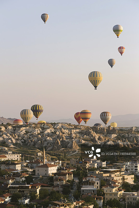 土耳其卡帕多奇亚格莱梅国家公园上空飞行的彩色热气球图片素材