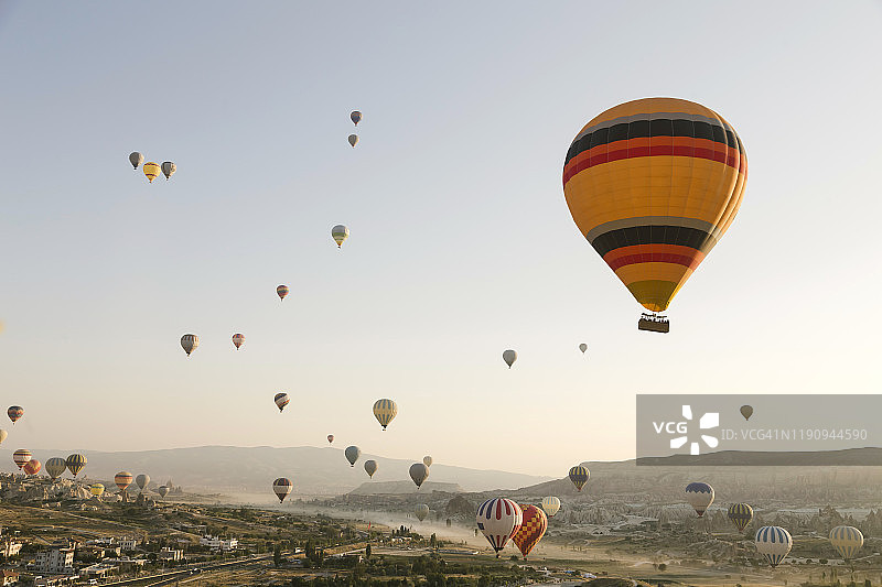 土耳其卡帕多奇亚格莱梅国家公园的热气球图片素材