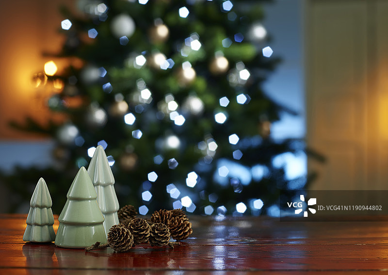 家中木桌上带有松果的小圣诞树特写图片素材