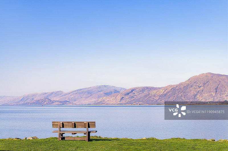 苏格兰林内湖的空长椅图片素材