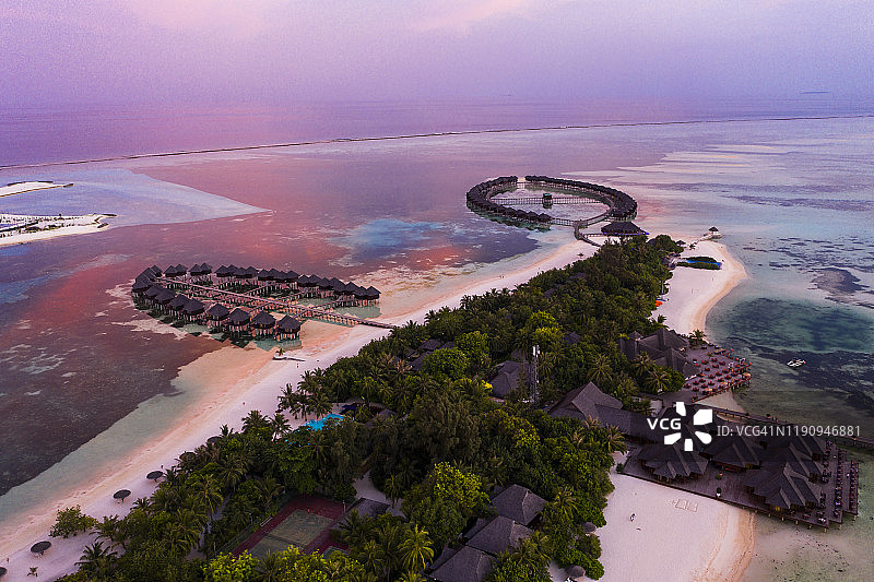 马尔代夫奥露岛水上屋日出航拍图片素材