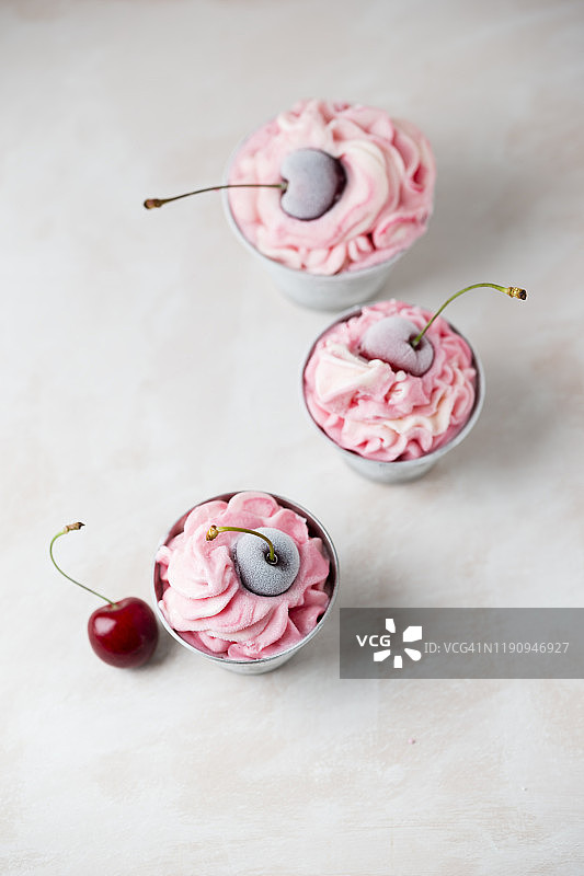 桌面碗装樱桃冰淇淋俯视图图片素材