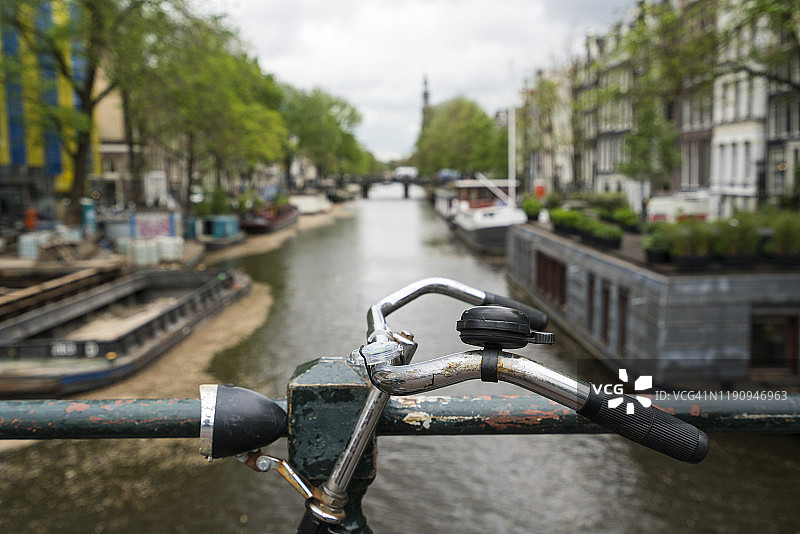 荷兰阿姆斯特丹运河桥自行车把手图片素材