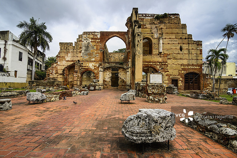 多米尼加共和国圣多明各圣尼古拉斯·德·巴里医院旧遗址景色，多云天空图片素材
