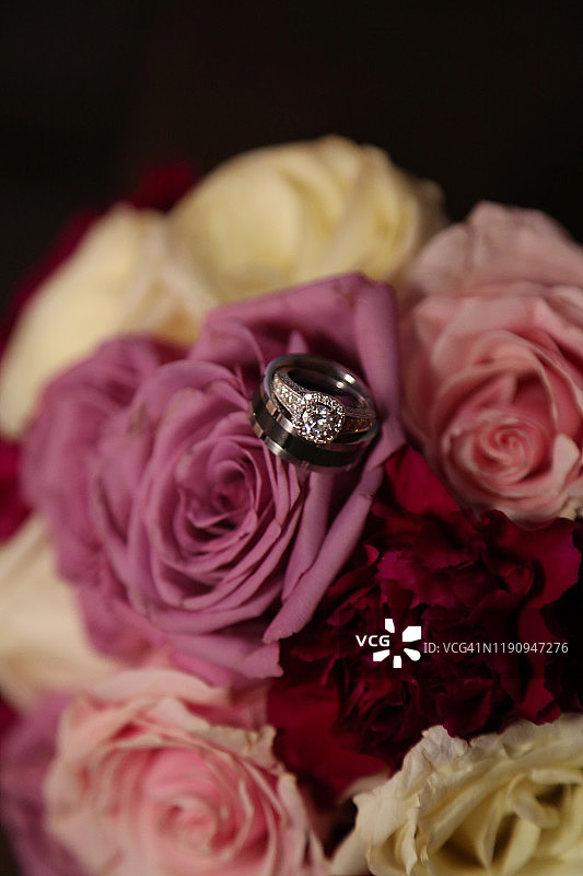 花束上的结婚戒指图片素材
