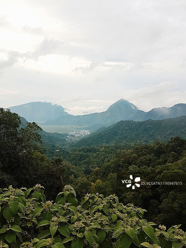 从山顶俯瞰山谷景色图片素材
