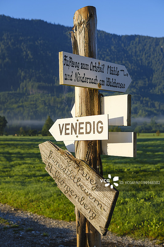 德国巴伐利亚上巴伐利亚Isarwinkel：Jachenau，徒步旅行路线的标志杆图片素材
