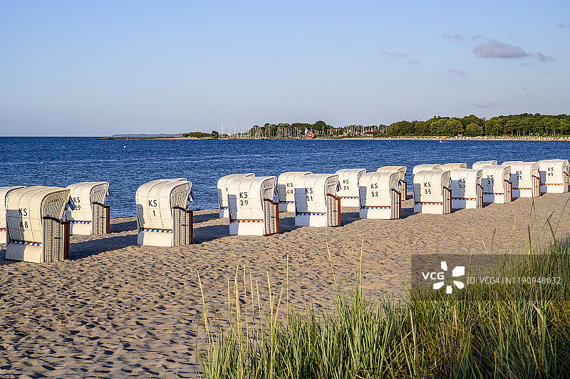 德国石勒苏益格-荷尔斯泰因州尼恩多夫，沙滩上的沙滩椅图片素材