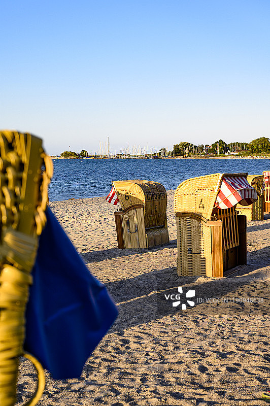 德国石勒苏益格-荷尔斯泰因尼恩多夫，沙滩上的沙滩椅图片素材