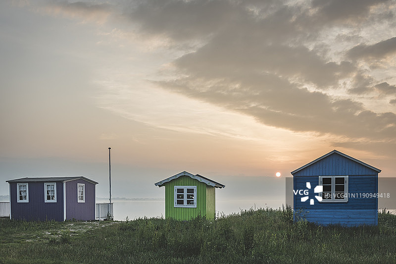 丹麦埃勒斯克宾日落海滩传统浴场图片素材