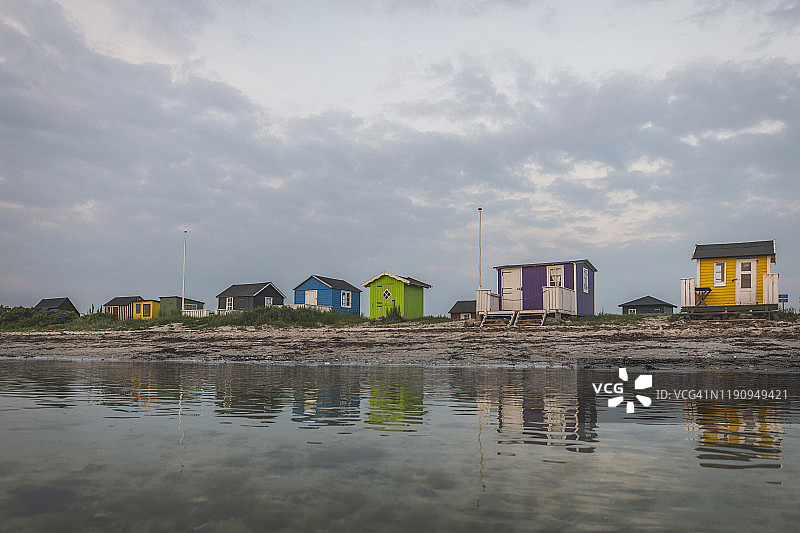 丹麦Aeroe岛Aeroskobing海滩上的传统浴场水景图片素材