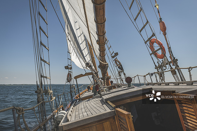 平静的一天，在丹麦波罗的海看到的纵帆船后甲板图片素材